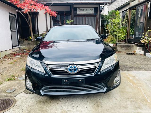 カムリ ハイブリッド　レザーパッケージ　革シート、クルーズコントロール、フルセグバックカメラ、メモリーナビテレビ、電動シート、シートヒーター、ＥＴＣ、Ｂｌｕｅｔｏｏｔｈ、純正アルミホイール、デュアルエアバック、デュアルエアコン、車検整備付き（3枚目）