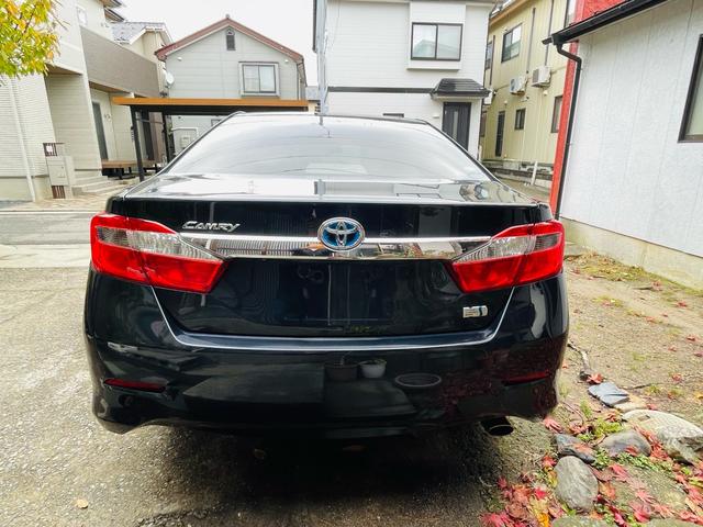 カムリ ハイブリッド　レザーパッケージ　革シート、クルーズコントロール、フルセグバックカメラ、メモリーナビテレビ、電動シート、シートヒーター、ＥＴＣ、Ｂｌｕｅｔｏｏｔｈ、純正アルミホイール、デュアルエアバック、デュアルエアコン、車検整備付き（4枚目）