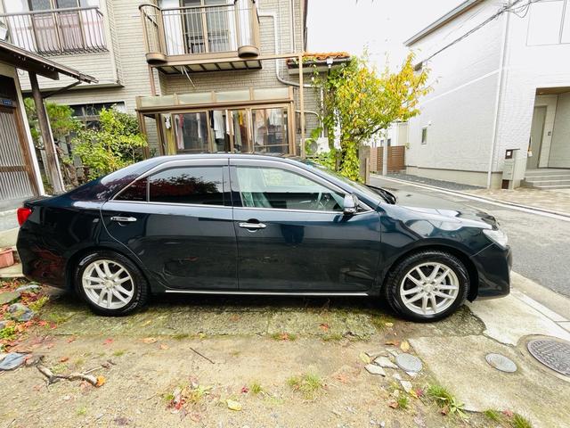 カムリ ハイブリッド　レザーパッケージ　革シート、クルーズコントロール、フルセグバックカメラ、メモリーナビテレビ、電動シート、シートヒーター、ＥＴＣ、Ｂｌｕｅｔｏｏｔｈ、純正アルミホイール、デュアルエアバック、デュアルエアコン、車検整備付き（7枚目）