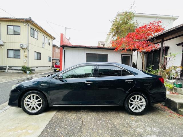 カムリ ハイブリッド　レザーパッケージ　革シート、クルーズコントロール、フルセグバックカメラ、メモリーナビテレビ、電動シート、シートヒーター、ＥＴＣ、Ｂｌｕｅｔｏｏｔｈ、純正アルミホイール、デュアルエアバック、デュアルエアコン、車検整備付き（8枚目）