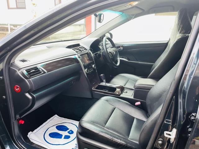 カムリ ハイブリッド　レザーパッケージ　革シート、クルーズコントロール、フルセグバックカメラ、メモリーナビテレビ、電動シート、シートヒーター、ＥＴＣ、Ｂｌｕｅｔｏｏｔｈ、純正アルミホイール、デュアルエアバック、デュアルエアコン、車検整備付き（13枚目）