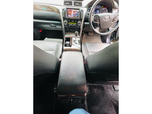 カムリ ハイブリッド　レザーパッケージ　革シート、クルーズコントロール、フルセグバックカメラ、メモリーナビテレビ、電動シート、シートヒーター、ＥＴＣ、Ｂｌｕｅｔｏｏｔｈ、純正アルミホイール、デュアルエアバック、デュアルエアコン、車検整備付き（28枚目）