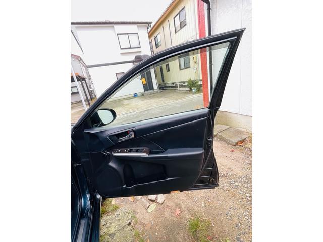 カムリ ハイブリッド　レザーパッケージ　革シート、クルーズコントロール、フルセグバックカメラ、メモリーナビテレビ、電動シート、シートヒーター、ＥＴＣ、Ｂｌｕｅｔｏｏｔｈ、純正アルミホイール、デュアルエアバック、デュアルエアコン、車検整備付き（50枚目）