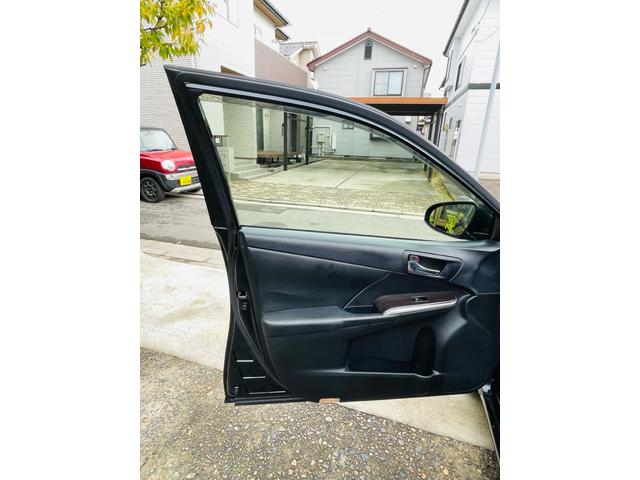 カムリ ハイブリッド　レザーパッケージ　革シート、クルーズコントロール、フルセグバックカメラ、メモリーナビテレビ、電動シート、シートヒーター、ＥＴＣ、Ｂｌｕｅｔｏｏｔｈ、純正アルミホイール、デュアルエアバック、デュアルエアコン、車検整備付き（54枚目）