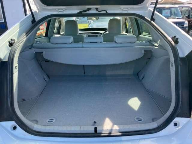 プリウス S 車検整備付 アイドリングストップ 頸部衝撃緩和ヘッドレスト 横滑り防止装置 盗難防止装置 パワステ パワーウィンドウ スマートキー キーレス アルミホイール CD(17枚目)