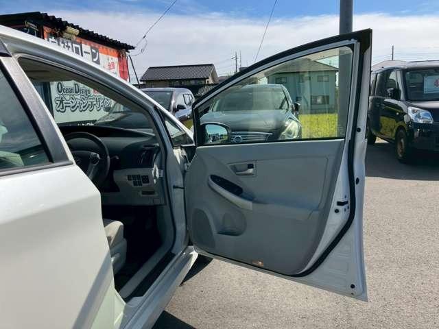プリウス S 車検整備付 アイドリングストップ 頸部衝撃緩和ヘッドレスト 横滑り防止装置 盗難防止装置 パワステ パワーウィンドウ スマートキー キーレス アルミホイール CD(38枚目)