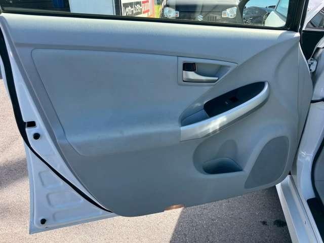 プリウス S 車検整備付 アイドリングストップ 頸部衝撃緩和ヘッドレスト 横滑り防止装置 盗難防止装置 パワステ パワーウィンドウ スマートキー キーレス アルミホイール CD(47枚目)