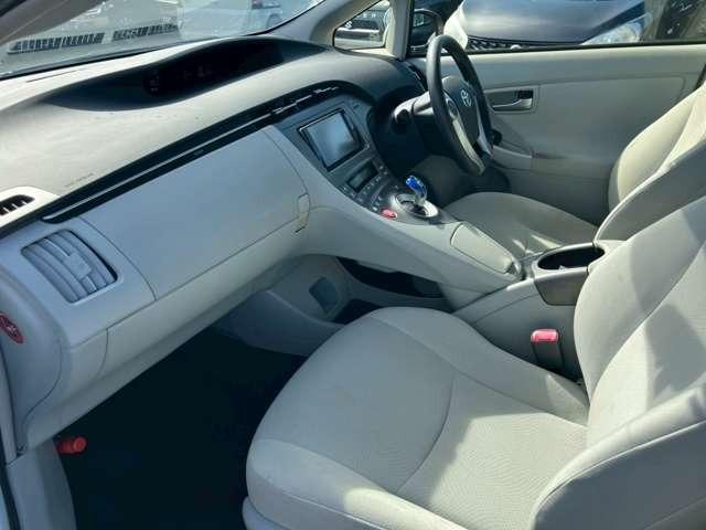 プリウス S 車検整備付 アイドリングストップ 頸部衝撃緩和ヘッドレスト 横滑り防止装置 盗難防止装置 パワステ パワーウィンドウ スマートキー キーレス アルミホイール CD(49枚目)