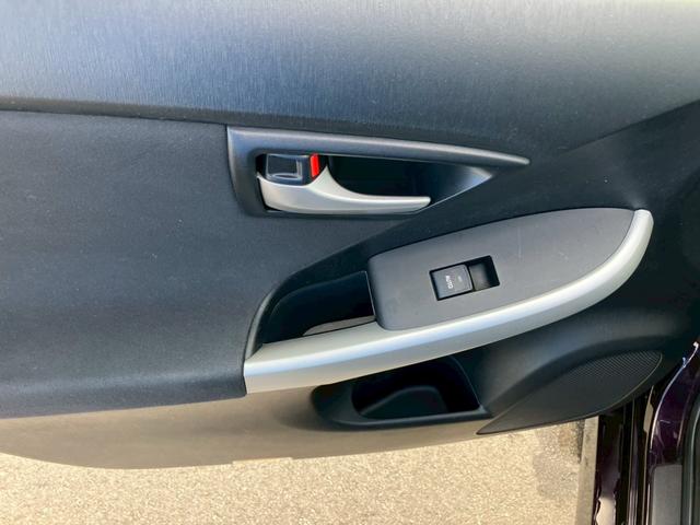 プリウス Ｓ　車検整備付　キーレス　スマートキー　アイドリングストップ　エアコン　パワーステアリング　パワーウインドウ　衝突安全ボディ　盗難防止センサー（48枚目）