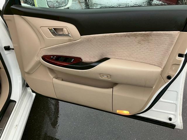 クラウン ロイヤルサルーン　車検整備付き　スマートキー　プッシュスタート　パワーシート　純正ナビ　ＴＶ　ＥＴＣ　盗難防止システム　衝突安全ボディ　バックカメラ　パワーシート（36枚目）