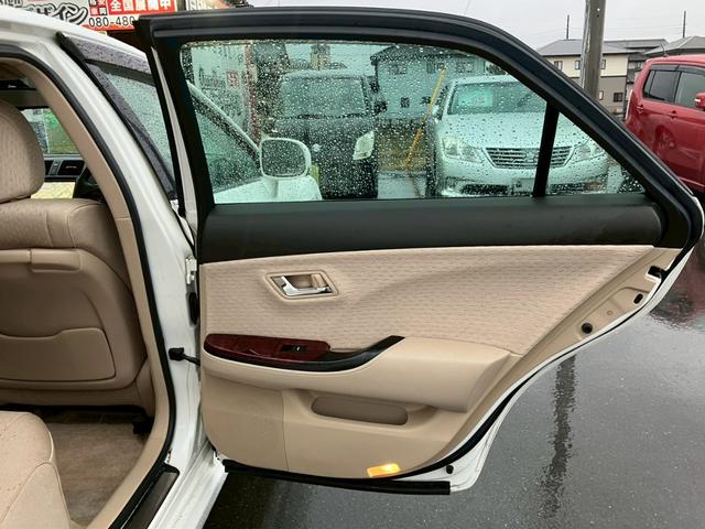 クラウン ロイヤルサルーン　車検整備付き　スマートキー　プッシュスタート　パワーシート　純正ナビ　ＴＶ　ＥＴＣ　盗難防止システム　衝突安全ボディ　バックカメラ　パワーシート（41枚目）