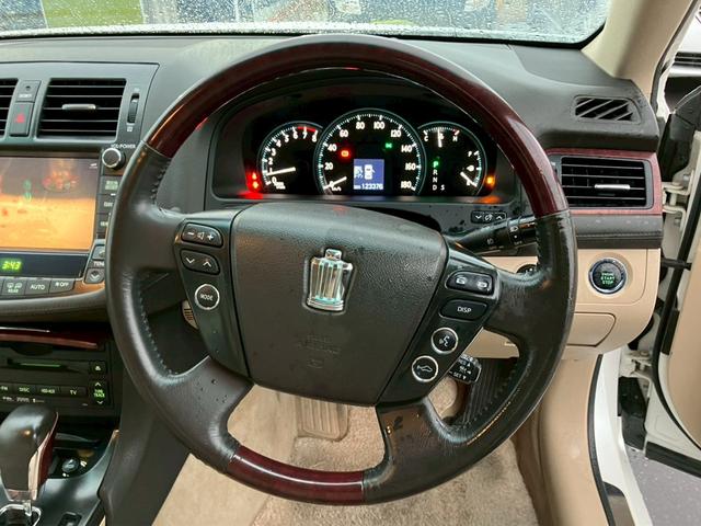 クラウン ロイヤルサルーン　車検整備付き　スマートキー　プッシュスタート　パワーシート　純正ナビ　ＴＶ　ＥＴＣ　盗難防止システム　衝突安全ボディ　バックカメラ　パワーシート（56枚目）