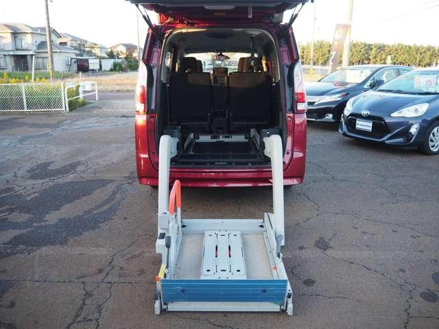 セレナ ２．０Ｘチェアキャブ　リフタータイプ　４ＷＤ　４ＷＤ　６人乗　電動式車椅子リフター　全方位モニター　衝突軽減　車線逸脱　両側パワスラ　パーキングアシスト　ドラレコ　オートハイビーム　クルコン　純正ＳＤナビ　ＢＴ接続　フルセグ　純正１５ＳＷ（15枚目）