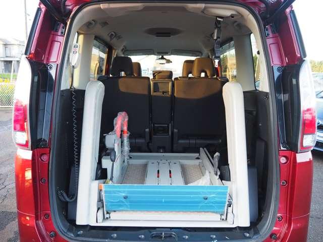 セレナ ２．０Ｘチェアキャブ　リフタータイプ　４ＷＤ　４ＷＤ　６人乗　電動式車椅子リフター　全方位モニター　衝突軽減　車線逸脱　両側パワスラ　パーキングアシスト　ドラレコ　オートハイビーム　クルコン　純正ＳＤナビ　ＢＴ接続　フルセグ　純正１５ＳＷ（48枚目）