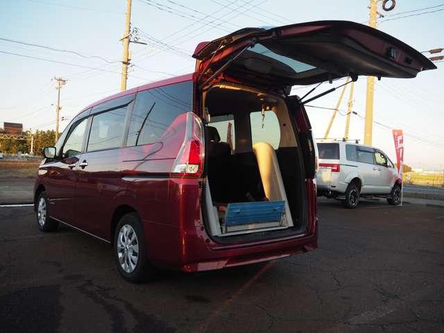 セレナ ２．０Ｘチェアキャブ　リフタータイプ　４ＷＤ　４ＷＤ　６人乗　電動式車椅子リフター　全方位モニター　衝突軽減　車線逸脱　両側パワスラ　パーキングアシスト　ドラレコ　オートハイビーム　クルコン　純正ＳＤナビ　ＢＴ接続　フルセグ　純正１５ＳＷ（52枚目）