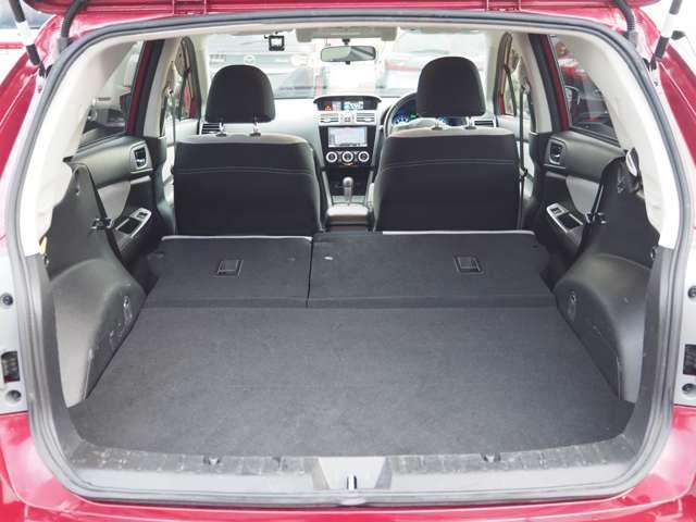 ☆２列目を倒すと広々した荷室になりゴルフバック等の大きな荷物も積めます♪