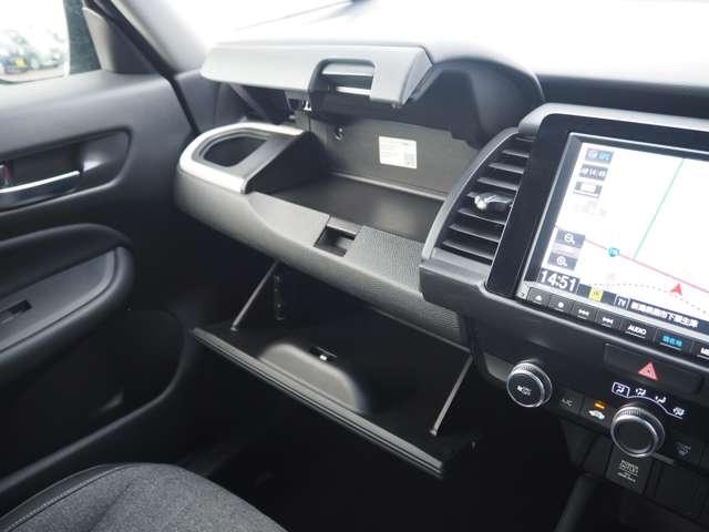 フィット ホーム　４ＷＤ　衝突軽減　レーダークルーズ　誤発進抑制　車線逸脱　純正ＳＤナビ　フルセグ　バックカメラ　ＬＥＤヘッドライト　オートハイビーム　アイドリングストップ　プッシュスタート　リアワイドカメラ　ドラレコ（74枚目）