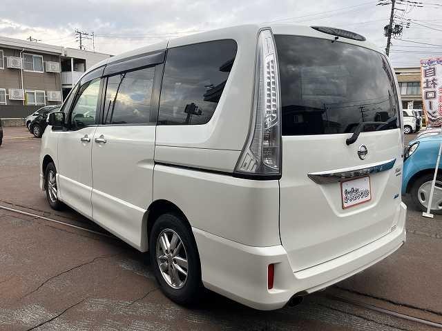 セレナ ライダー　ブラックライン　検２年　４ＷＤ　８人乗り　Ｂカメラ　両側電動スライドドア　ナビ　ＴＶ　ＥＴＣ　オートライト　スマートキー　プッシュスタート　オートエアコン　アルミホイール　ウィンカーミラー　フォグ　３列シート（5枚目）