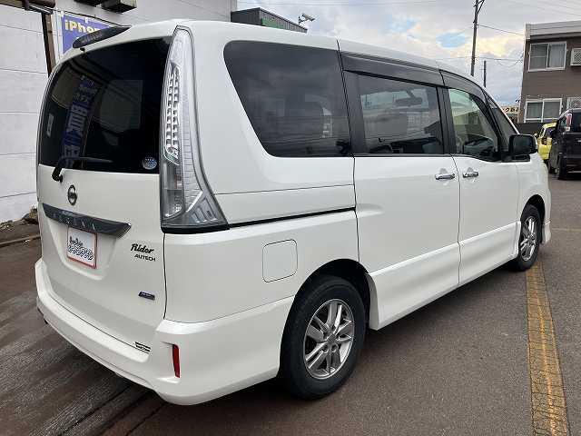 セレナ ライダー　ブラックライン　検２年　４ＷＤ　８人乗り　Ｂカメラ　両側電動スライドドア　ナビ　ＴＶ　ＥＴＣ　オートライト　スマートキー　プッシュスタート　オートエアコン　アルミホイール　ウィンカーミラー　フォグ　３列シート（7枚目）