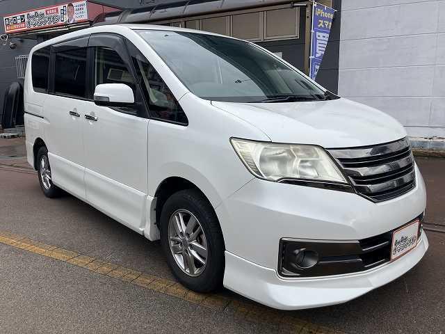 セレナ ライダー　ブラックライン　検２年　４ＷＤ　８人乗り　Ｂカメラ　両側電動スライドドア　ナビ　ＴＶ　ＥＴＣ　オートライト　スマートキー　プッシュスタート　オートエアコン　アルミホイール　ウィンカーミラー　フォグ　３列シート（8枚目）