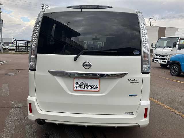 セレナ ライダー　ブラックライン　検２年　４ＷＤ　８人乗り　Ｂカメラ　両側電動スライドドア　ナビ　ＴＶ　ＥＴＣ　オートライト　スマートキー　プッシュスタート　オートエアコン　アルミホイール　ウィンカーミラー　フォグ　３列シート（9枚目）