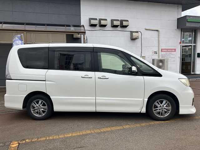 セレナ ライダー　ブラックライン　検２年　４ＷＤ　８人乗り　Ｂカメラ　両側電動スライドドア　ナビ　ＴＶ　ＥＴＣ　オートライト　スマートキー　プッシュスタート　オートエアコン　アルミホイール　ウィンカーミラー　フォグ　３列シート（10枚目）