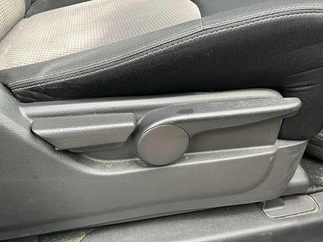 セレナ ライダー　ブラックライン　検２年　４ＷＤ　８人乗り　Ｂカメラ　両側電動スライドドア　ナビ　ＴＶ　ＥＴＣ　オートライト　スマートキー　プッシュスタート　オートエアコン　アルミホイール　ウィンカーミラー　フォグ　３列シート（13枚目）