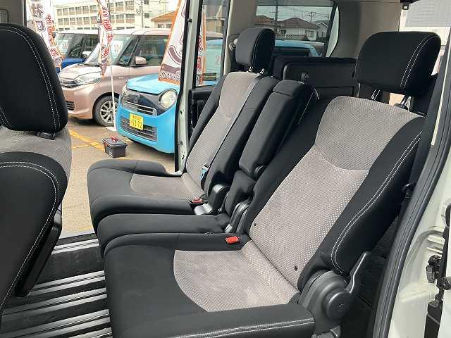 セレナ ライダー　ブラックライン　検２年　４ＷＤ　８人乗り　Ｂカメラ　両側電動スライドドア　ナビ　ＴＶ　ＥＴＣ　オートライト　スマートキー　プッシュスタート　オートエアコン　アルミホイール　ウィンカーミラー　フォグ　３列シート（15枚目）