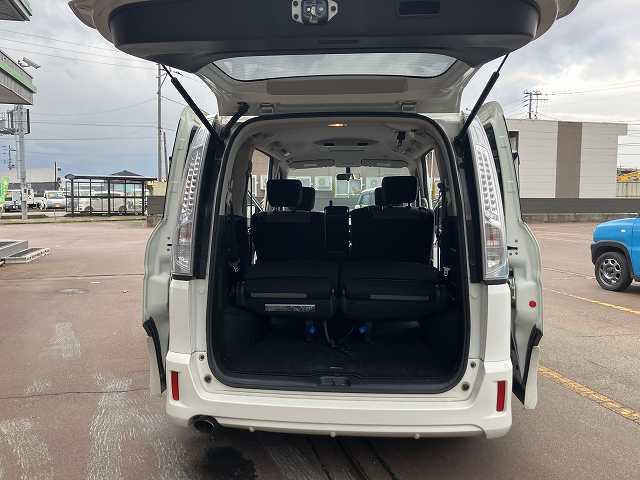 セレナ ライダー　ブラックライン　検２年　４ＷＤ　８人乗り　Ｂカメラ　両側電動スライドドア　ナビ　ＴＶ　ＥＴＣ　オートライト　スマートキー　プッシュスタート　オートエアコン　アルミホイール　ウィンカーミラー　フォグ　３列シート（16枚目）