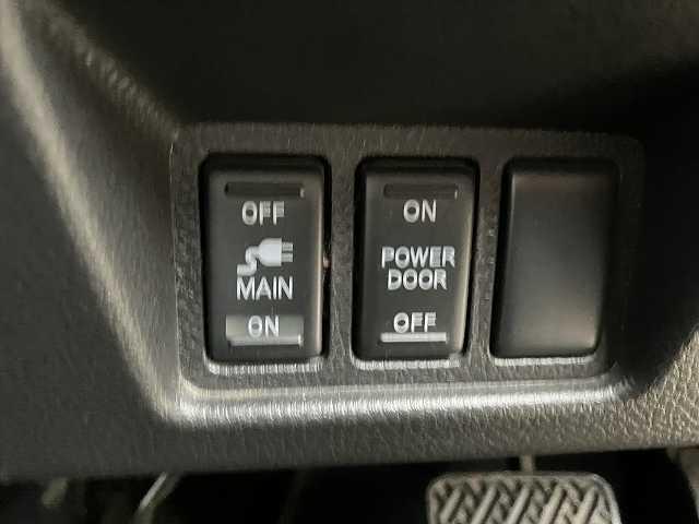 セレナ ライダー　ブラックライン　検２年　４ＷＤ　８人乗り　Ｂカメラ　両側電動スライドドア　ナビ　ＴＶ　ＥＴＣ　オートライト　スマートキー　プッシュスタート　オートエアコン　アルミホイール　ウィンカーミラー　フォグ　３列シート（18枚目）