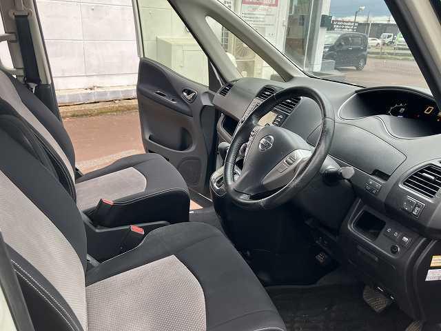 セレナ ライダー　ブラックライン　検２年　４ＷＤ　８人乗り　Ｂカメラ　両側電動スライドドア　ナビ　ＴＶ　ＥＴＣ　オートライト　スマートキー　プッシュスタート　オートエアコン　アルミホイール　ウィンカーミラー　フォグ　３列シート（21枚目）