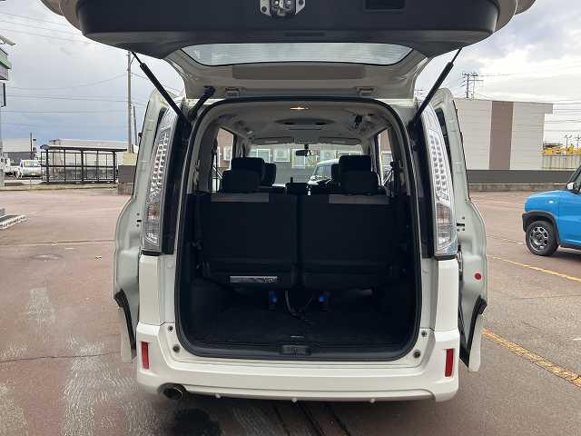 セレナ ライダー　ブラックライン　検２年　４ＷＤ　８人乗り　Ｂカメラ　両側電動スライドドア　ナビ　ＴＶ　ＥＴＣ　オートライト　スマートキー　プッシュスタート　オートエアコン　アルミホイール　ウィンカーミラー　フォグ　３列シート（22枚目）