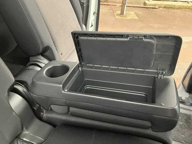 セレナ ライダー　ブラックライン　検２年　４ＷＤ　８人乗り　Ｂカメラ　両側電動スライドドア　ナビ　ＴＶ　ＥＴＣ　オートライト　スマートキー　プッシュスタート　オートエアコン　アルミホイール　ウィンカーミラー　フォグ　３列シート（28枚目）