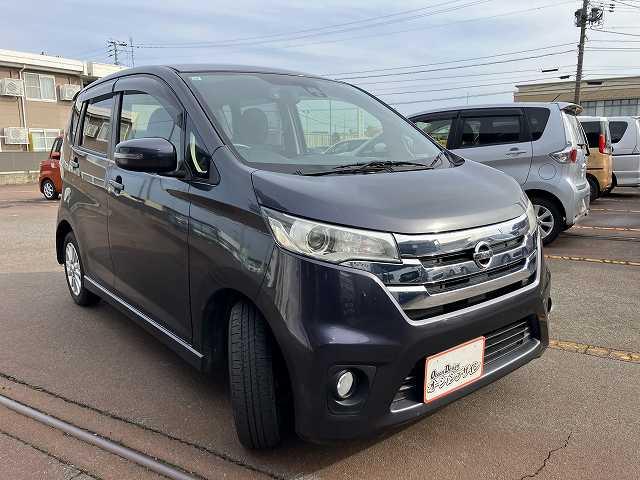 デイズ ハイウェイスターX Vセレクション+セーフティII 検8年10月 4WD アラウンドビューモニター アイドリングストップ 運転席シートヒーター CD オートエアコン スマートキー アルミホイール フォグ バックカメラ(8枚目)