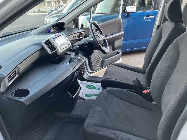 フリード Ｇ　ジャストセレクション　検２年　４ＷＤ　ＥＴＣ　ナビ　バックカメラ　オートエアコン　オートライト　左側電動スライドドア　Ｂｌｕｅｔｏｏｔｈ　社外アルミホイール　ウィンカーミラー　３列シート　フォグライト（17枚目）