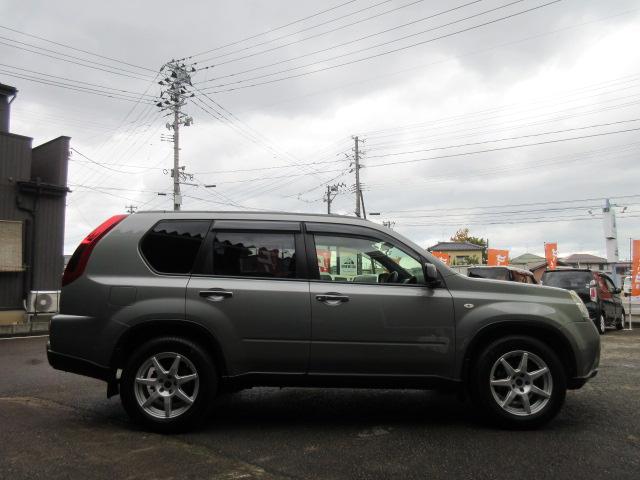 エクストレイル ２０Ｓｔｔ　関東仕入　禁煙車　４ＷＤ切替　記録簿　ＳＤナビ　フルセグＴＶ　Ｂｌｕｅｔｏｏｔｈ　バックカメラ　ＥＴＣ　ドライブレコーダー　　キセノンライト　ＦＯＧランプ　１７ＡＷ　カプロンシート　横滑り防止（4枚目）