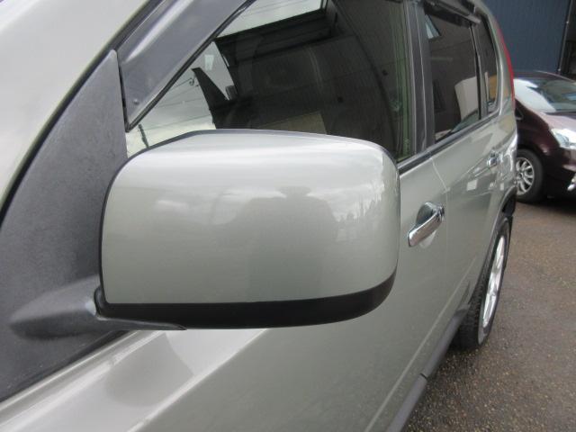 エクストレイル ２０Ｓｔｔ　関東仕入　禁煙車　４ＷＤ切替　記録簿　ＳＤナビ　フルセグＴＶ　Ｂｌｕｅｔｏｏｔｈ　バックカメラ　ＥＴＣ　ドライブレコーダー　　キセノンライト　ＦＯＧランプ　１７ＡＷ　カプロンシート　横滑り防止（12枚目）