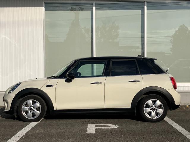 ＭＩＮＩ クーパー　ペッパーパッケージ　クロームライン・エクステリア　カメラ＆パーキングアシストパッケージ　ＬＥＤヘッドライト　弊社販売下取りワンオーナー車両　２年間走行距離無制限保証（2枚目）