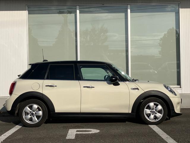 ＭＩＮＩ クーパー　ペッパーパッケージ　クロームライン・エクステリア　カメラ＆パーキングアシストパッケージ　ＬＥＤヘッドライト　弊社販売下取りワンオーナー車両　２年間走行距離無制限保証（6枚目）