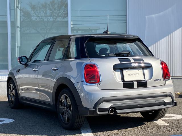 MINI クーパー プレミアムプラスパッケージクラシックトリム フロントシートヒーター アップルカープレイ(HDDナビ非装備) アクティブクルーズコントロール非装備 弊社下取り車両 2年間走行距離無制限保証(3枚目)