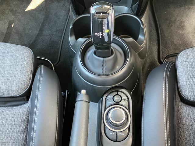 MINI クーパー プレミアムプラスパッケージクラシックトリム フロントシートヒーター アップルカープレイ(HDDナビ非装備) アクティブクルーズコントロール非装備 弊社下取り車両 2年間走行距離無制限保証(25枚目)