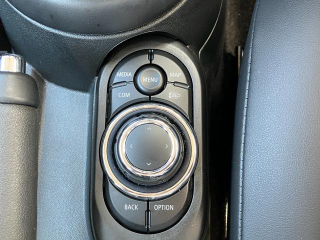 MINI クーパー プレミアムプラスパッケージクラシックトリム フロントシートヒーター アップルカープレイ(HDDナビ非装備) アクティブクルーズコントロール非装備 弊社下取り車両 2年間走行距離無制限保証(26枚目)