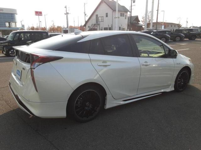 プリウス Sセーフティプラス 新品タイヤ/サンルーフ/純正エアロ/保証書/社外 SDナビ/衝突安全装置/車線逸脱防止支援システム/ヘッドランプ LED/Bluetooth接続/ETC/EBD付ABS/横滑り防止装置 フルエアロ(3枚目)