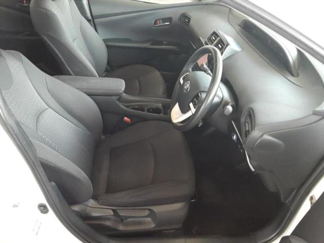 プリウス Sセーフティプラス 新品タイヤ/サンルーフ/純正エアロ/保証書/社外 SDナビ/衝突安全装置/車線逸脱防止支援システム/ヘッドランプ LED/Bluetooth接続/ETC/EBD付ABS/横滑り防止装置 フルエアロ(4枚目)