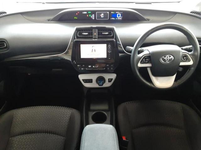 プリウス Sセーフティプラス 新品タイヤ/サンルーフ/純正エアロ/保証書/社外 SDナビ/衝突安全装置/車線逸脱防止支援システム/ヘッドランプ LED/Bluetooth接続/ETC/EBD付ABS/横滑り防止装置 フルエアロ(8枚目)