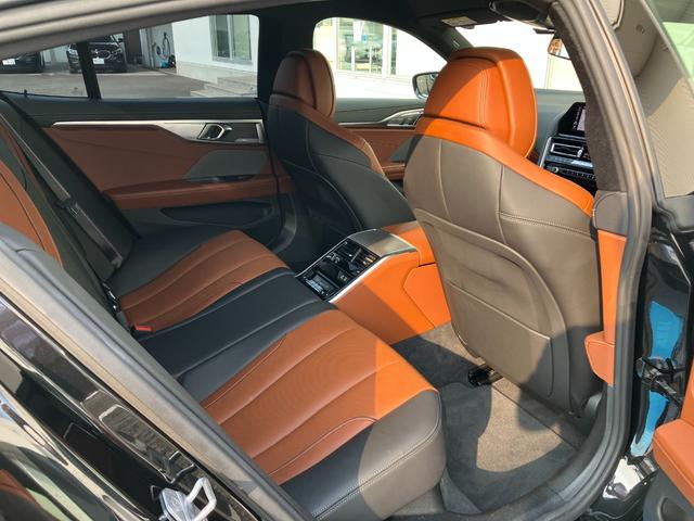 ８シリーズ ８４０ｉ　グランクーペ　Ｍスポーツ　Ｍテクニックスポーツパッケージ　インディビデュアルエクステンドレザーメリノ（タルトゥーフォ／ブラック）　弊社販売下取りワンオーナー車両　２年間走行距離無制限保証（30枚目）