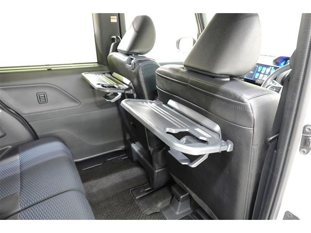 後席シートバックテーブルで軽食やドリンクを召し上がることが出来ます！