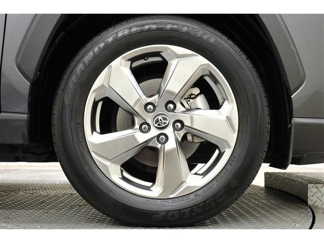 スタイリッシュな純正アルミホイールでどこまでも出かけたくなりますね！