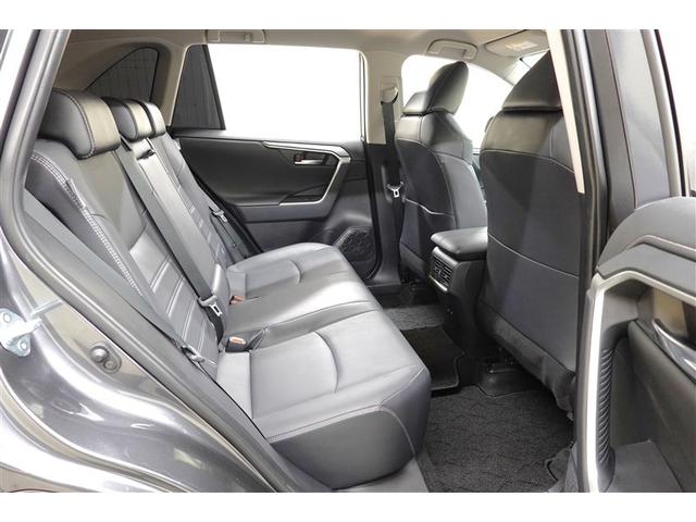 広い足元空間でゆったり乗車出来ます！