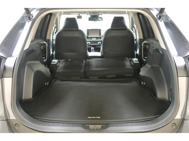 後席を格納すると大きなスペースが出来るので大きな荷物も積み込めます！